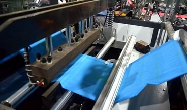 पीएलसी नियंत्रण गैर बुना बॉक्स बैग बनाने की मशीन पुन: प्रयोज्य बैग के लिए