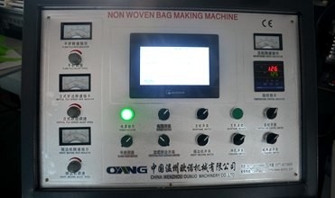 पीएलसी नियंत्रण गैर बुना बॉक्स बैग बनाने की मशीन पुन: प्रयोज्य बैग के लिए