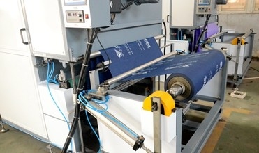 वॉलमार्ट बैग के लिए गैर बुना कपड़ा स्क्रीन प्रिंटिंग मशीन रोल करने के लिए स्वचालित दो रंग रोल